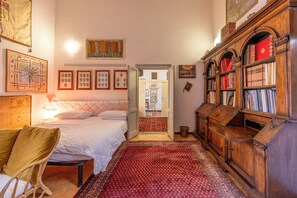 2 quartos, ferros/tábuas de passar roupa, berço de viagem