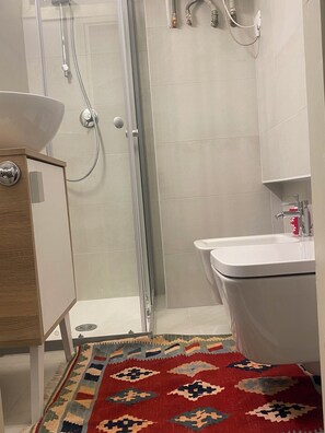 Douche, sĂšche-cheveux, bidet, serviettes fournies