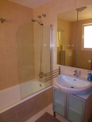 Badewanne, Haartrockner, Seife, Toilettenpapier