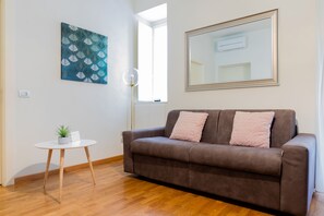 Apartment, 2 Bedrooms (Via del Torchio 4) | Ruang tamu | 43 inci televisyen skrin rata dengan digital, TV 