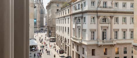 Un bâtiment historique à l’architecture classique, avec notamment des fenêtres en arc de cercle et des statues.