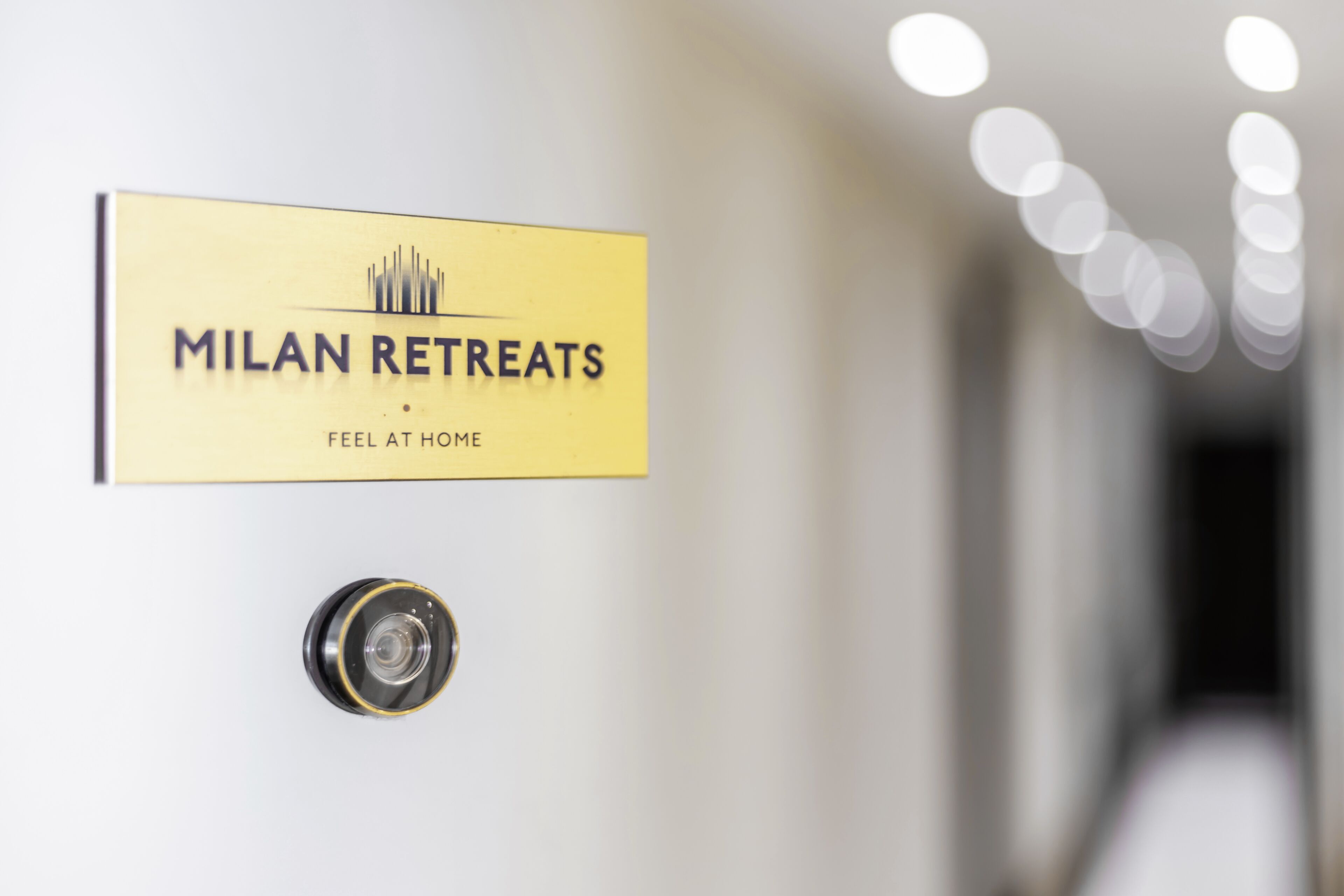 Letrero que dice 'Milan Retreats' con un candado debajo.