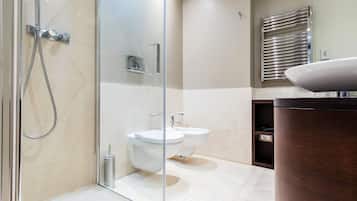 Ein modernes Badezimmer mit einer gläsernen Dusche, zwei Toiletten und einem Holzlagerflanschub.