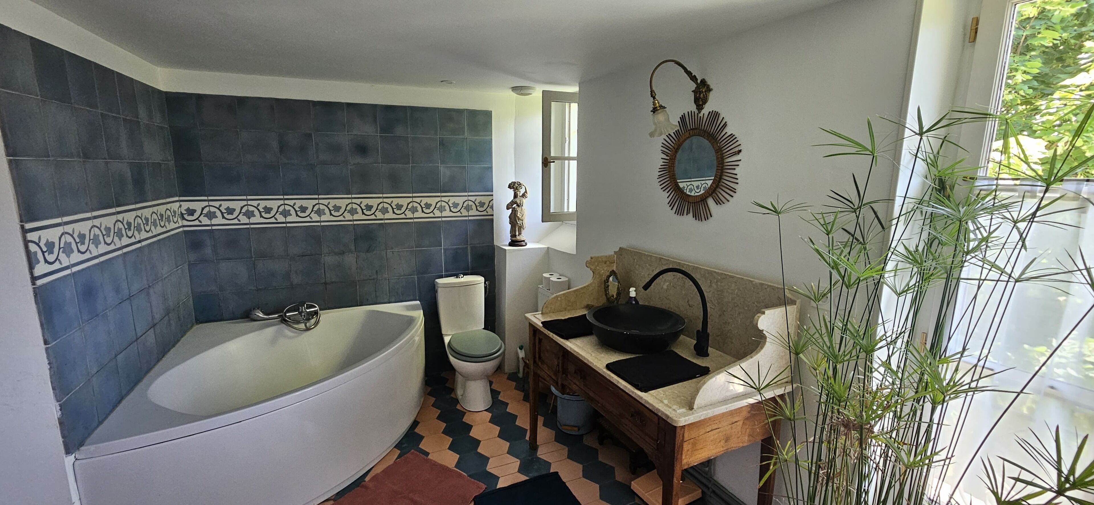 Bathtub, toilet paper