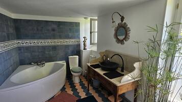 Bathtub, toilet paper