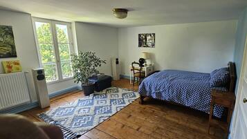 5 bedrooms, desk, iron/ironing board, free WiFi