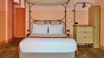 Premium bedding, in-room safe, laptop workspace, blackout drapes