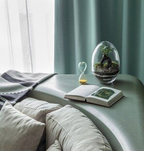 تلفزيون ذكي بحجم 42-بوصة يعرض قنوات تلفزيونية رقمية، تلفزيون