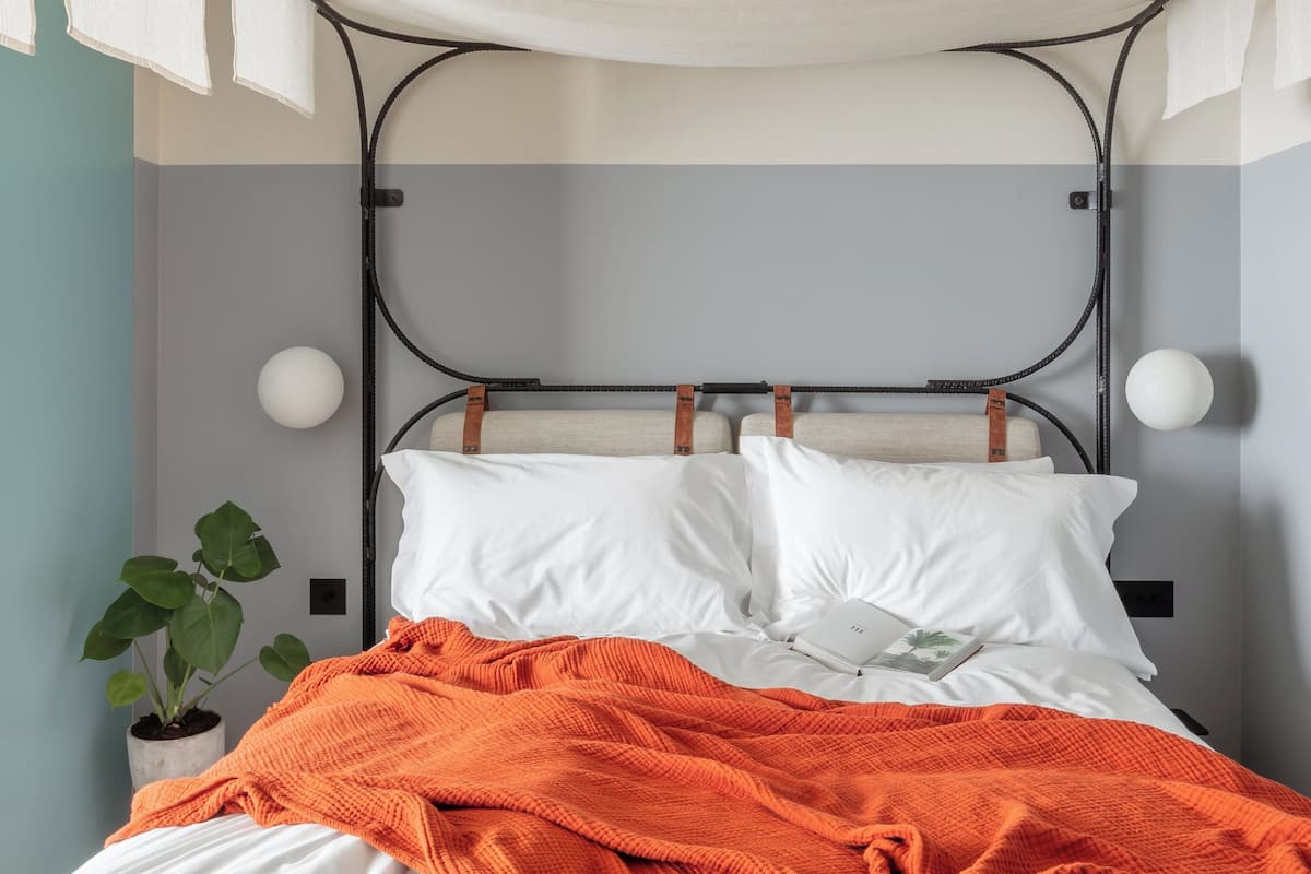 Seprai premium, brankas, dan ruang kerja ramah laptop