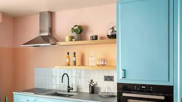 Refrigerador, microondas, placa de cocina, cafetera/tetera