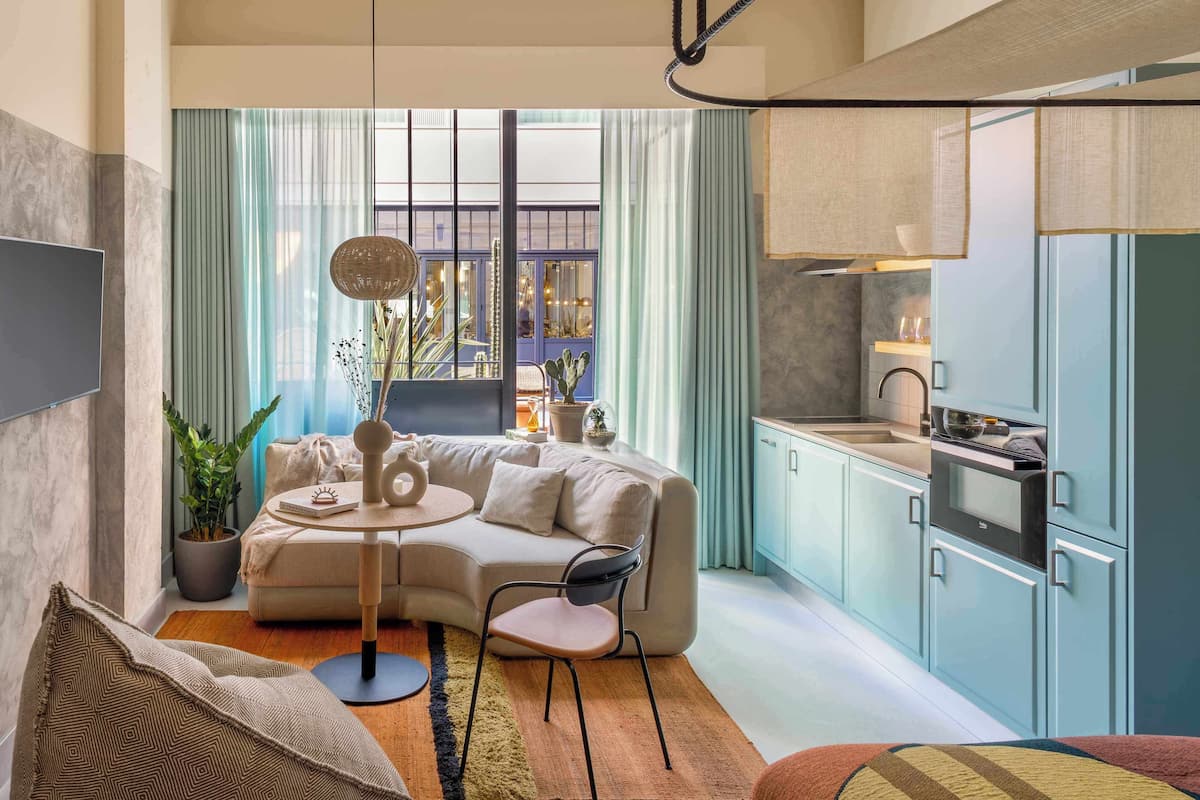 Courtyard Suite | Premium bedding, in-room safe, laptop workspace, blackout drapes