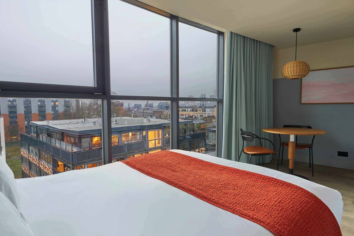 City Studio - Skyline | Premium bedding, in-room safe, laptop workspace, blackout drapes