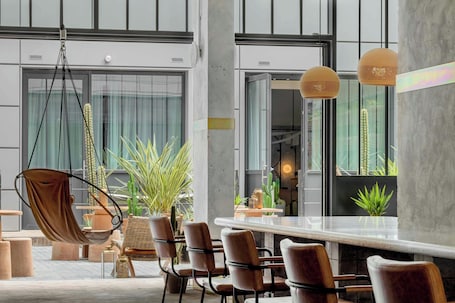 Lobby lounge. Bermonds Locke, Tower Bridge