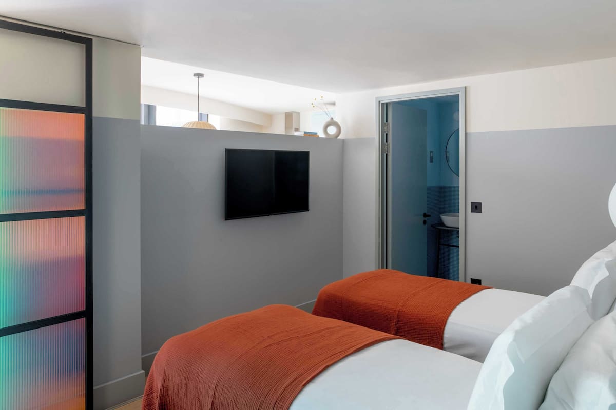 Twin Studio | Premium bedding, in-room safe, laptop workspace, blackout drapes
