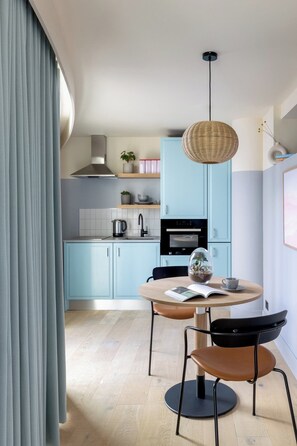 تلفزيون ذكي بحجم 42-بوصة يعرض قنوات تلفزيونية رقمية، تلفزيون