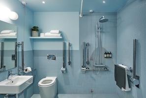 Accessible Studio | Badeværelse | Bruser, gratis toiletartikler, hårtørrer, håndklæder