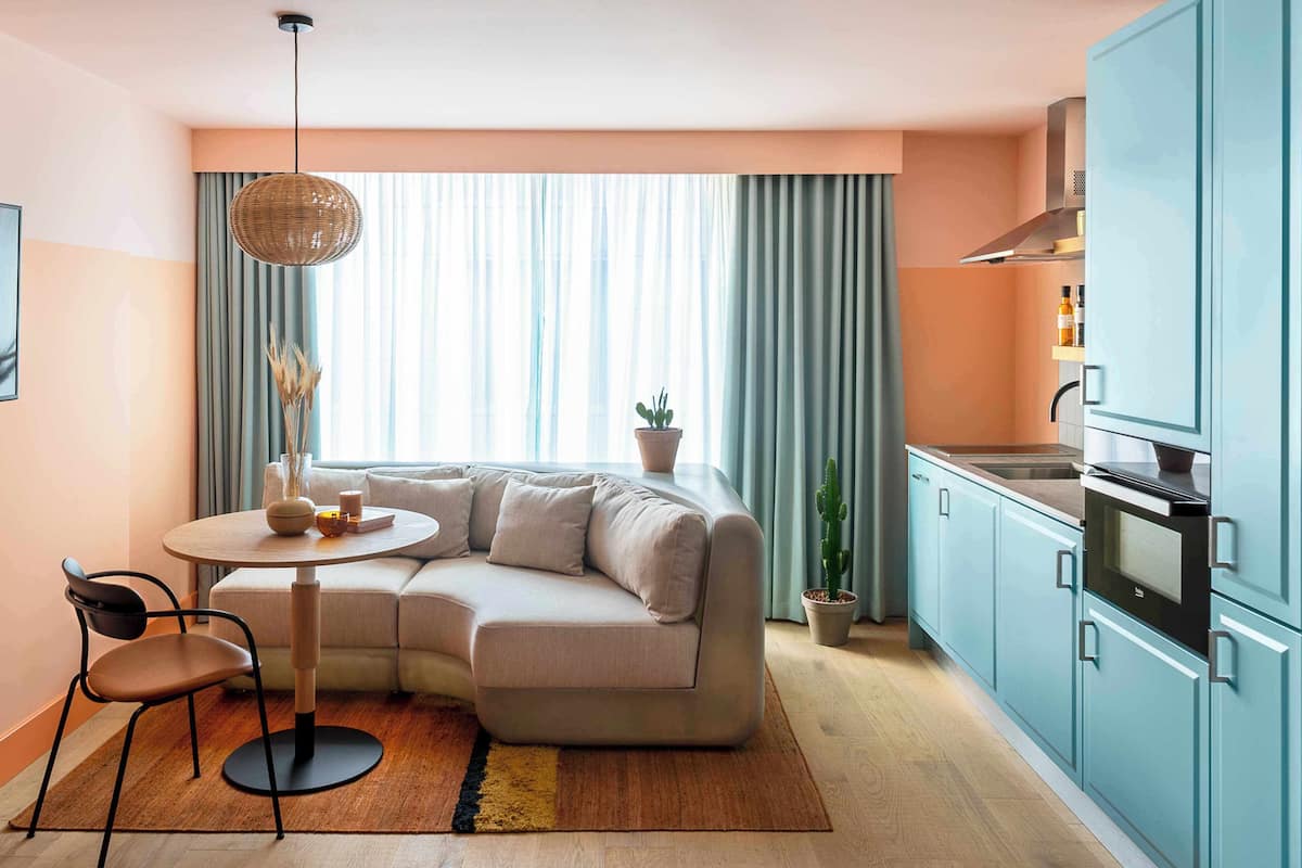 Premium bedding, in-room safe, laptop workspace, blackout drapes