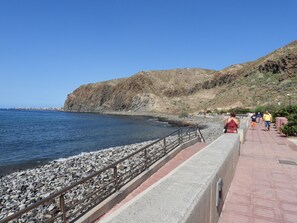 بالقرب من الشاطئ