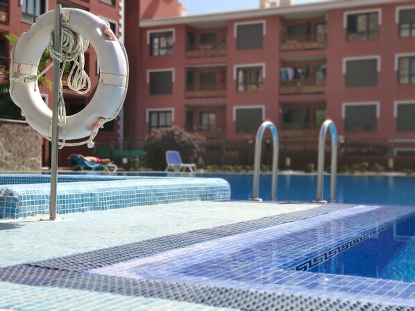 حمّام سباحة خارجي