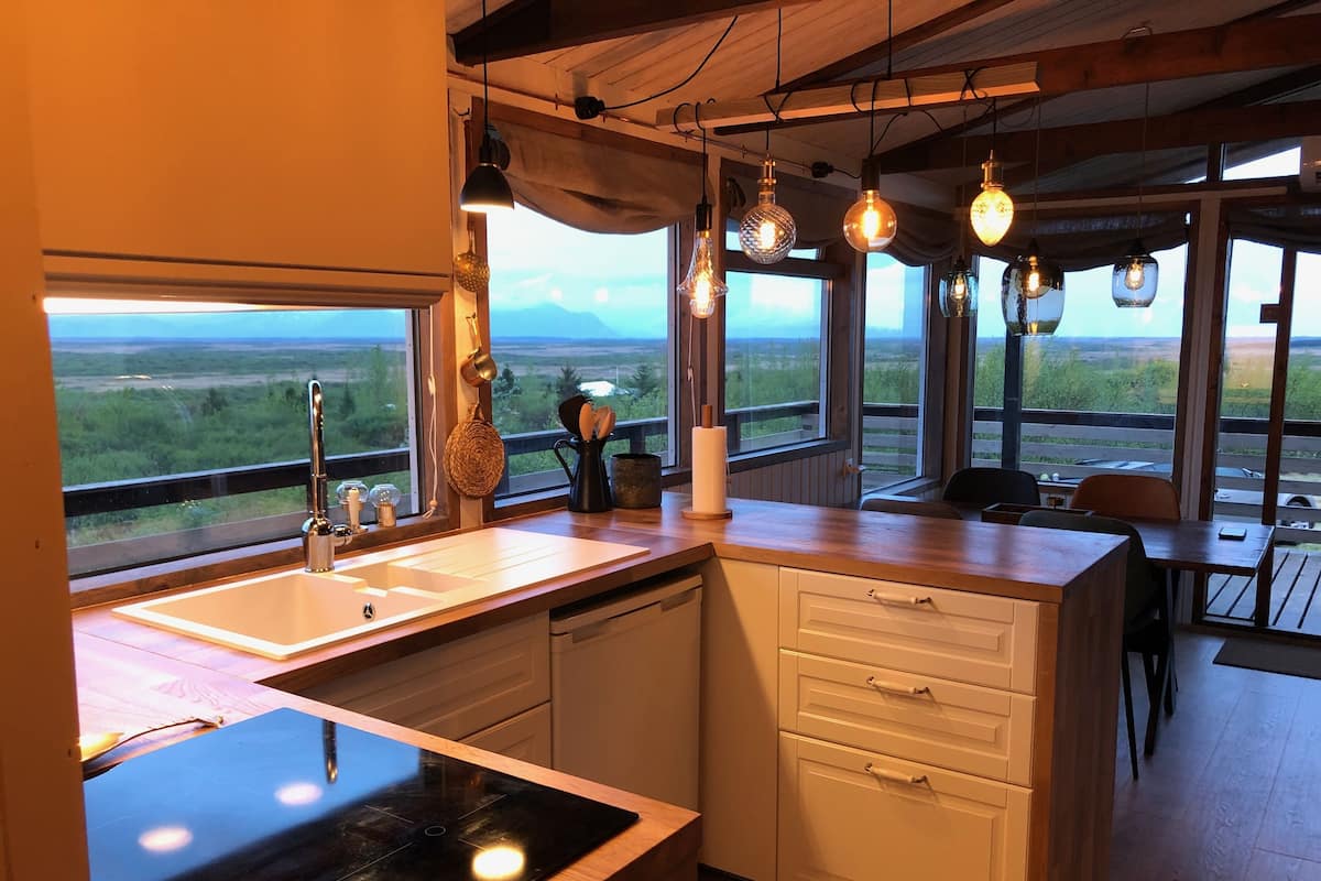Cabaña, 2 habitaciones (Múlakot 4) | Cocina privada | Refrigerador, parrilla de estufa, cafetera y tetera y tetera eléctrica