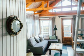 Cabaña, 2 habitaciones (Múlakot 2) | Zona de estar | Una televisión de pantalla plana