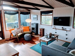 Cabaña, 2 habitaciones, sauna (Múlakot 3) | Sala de estar | Una televisión de pantalla plana