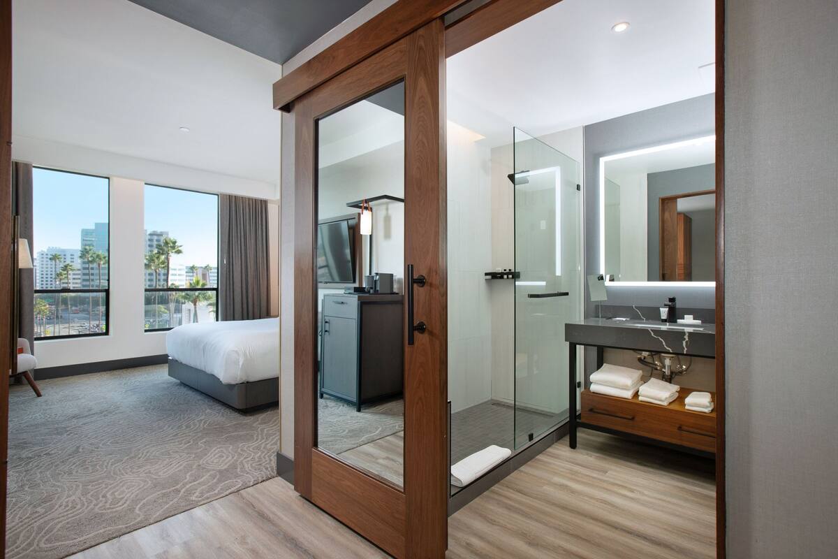 room, 1 king bed | premium bedding, pillow-top beds, minibar, in-room safe