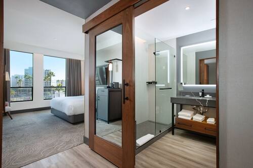 Room, 1 King Bed | Premium bedding, pillow-top beds, minibar, in-room safe
