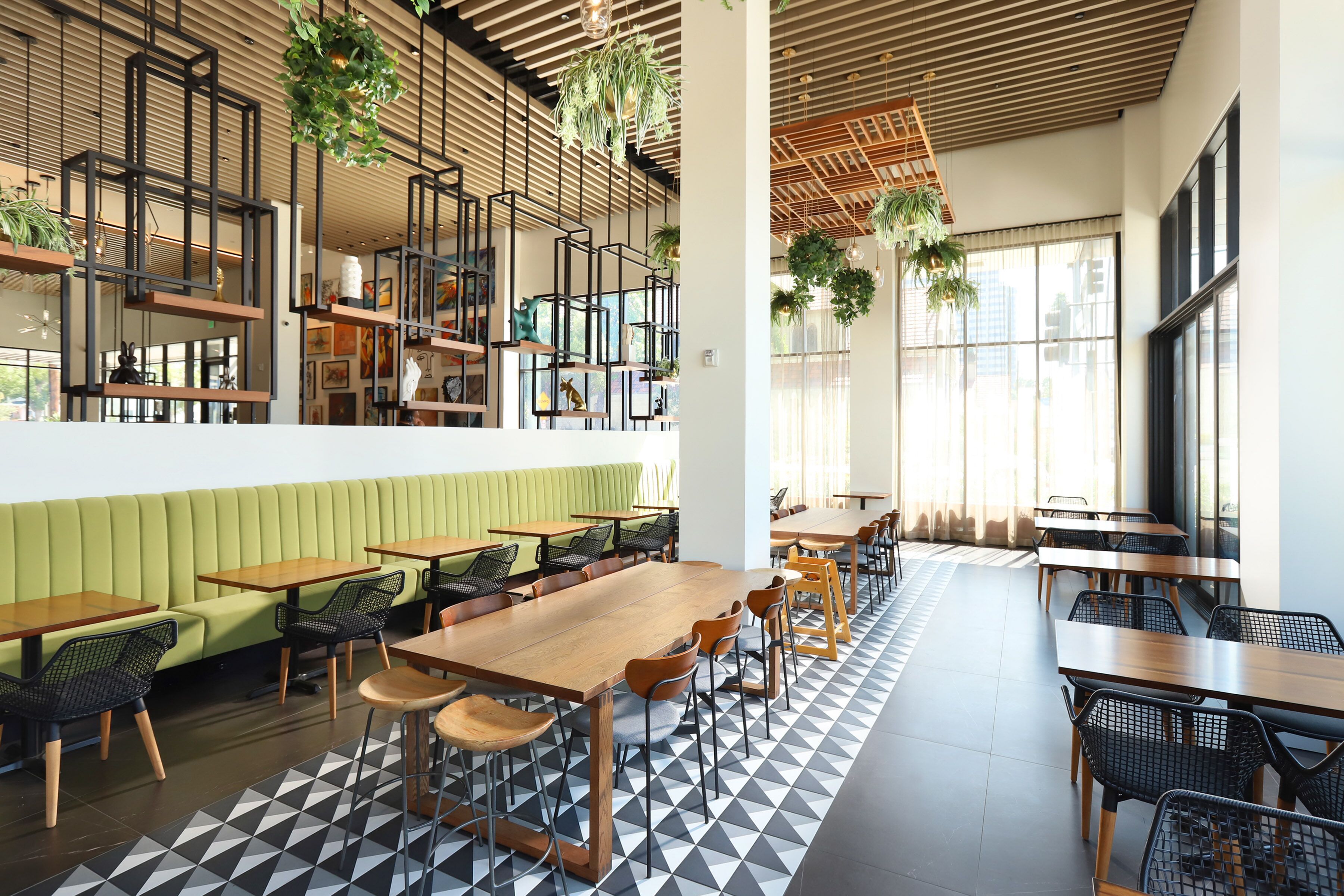 2 restaurants, dinner served