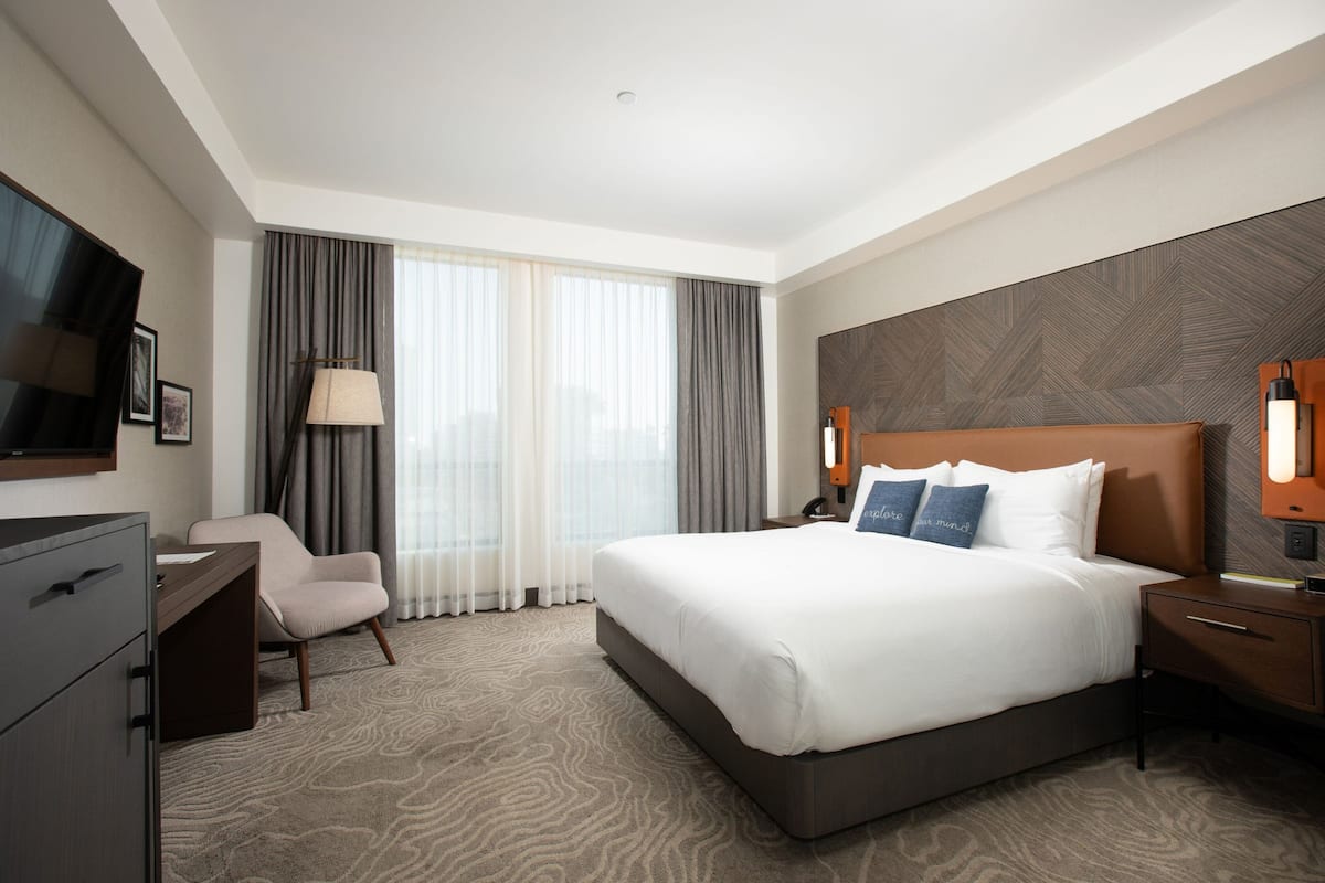 Room, 1 King Bed | Premium bedding, pillowtop beds, minibar, in-room safe