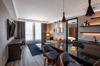 Suite, 1 Bedroom | Living room | Flat-screen TV at The Glenmark, Glendale, a Tribute Portfolio Hotel