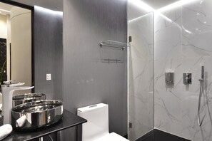 Doccia, asciugacapelli, asciugamani, sapone