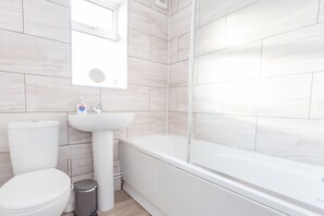 Căn hộ Deluxe | Phòng tắm | Vòi sen/bồn tắm kết hợp, máy sấy tóc, khăn tắm, xà phòng 