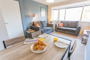 Deluxe Apartment | Living area | Flat-screen TV