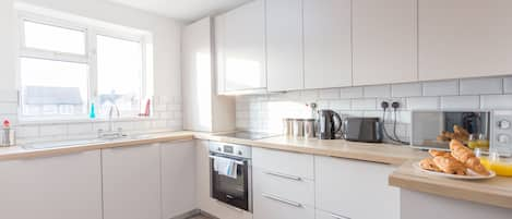 Deluxe Apartment | Private kitchen | Full-sized fridge, microwave, oven, stovetop