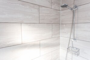 Bathroom shower - The Wren Suite Apartment (Oxford)