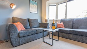 Leilighet – deluxe | Oppholdsområde | Flatskjerm-TV