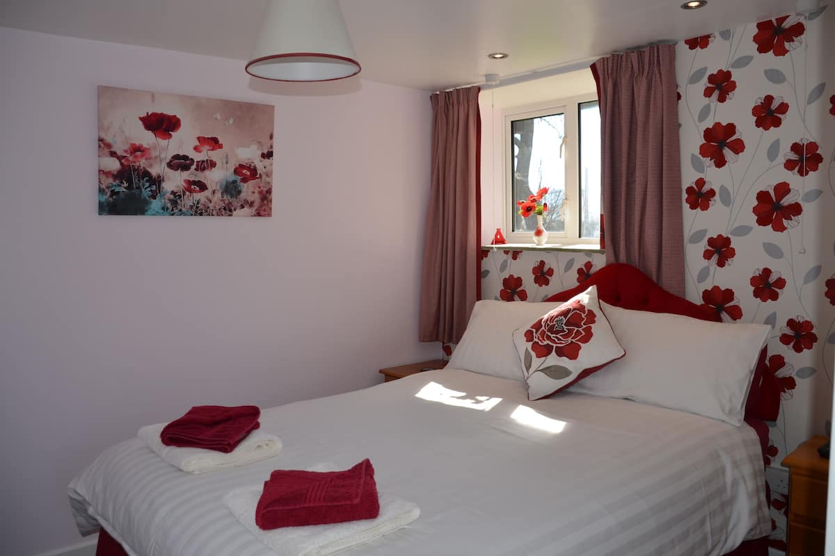 Habitación doble, baño privado (Poppy Fields) | Wifi gratis y ropa de cama
