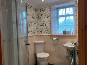 Kamar Double, ensuite (Forest Glade) | Kamar mandi | Shower, pengering rambut, handuk, dan sabun