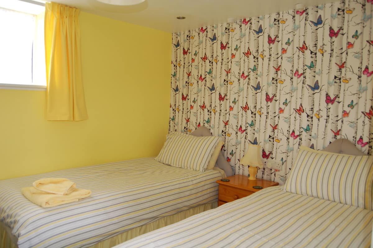 Habitación con 2 camas individuales, baño privado (Spring Meadow) | Wifi gratis y ropa de cama