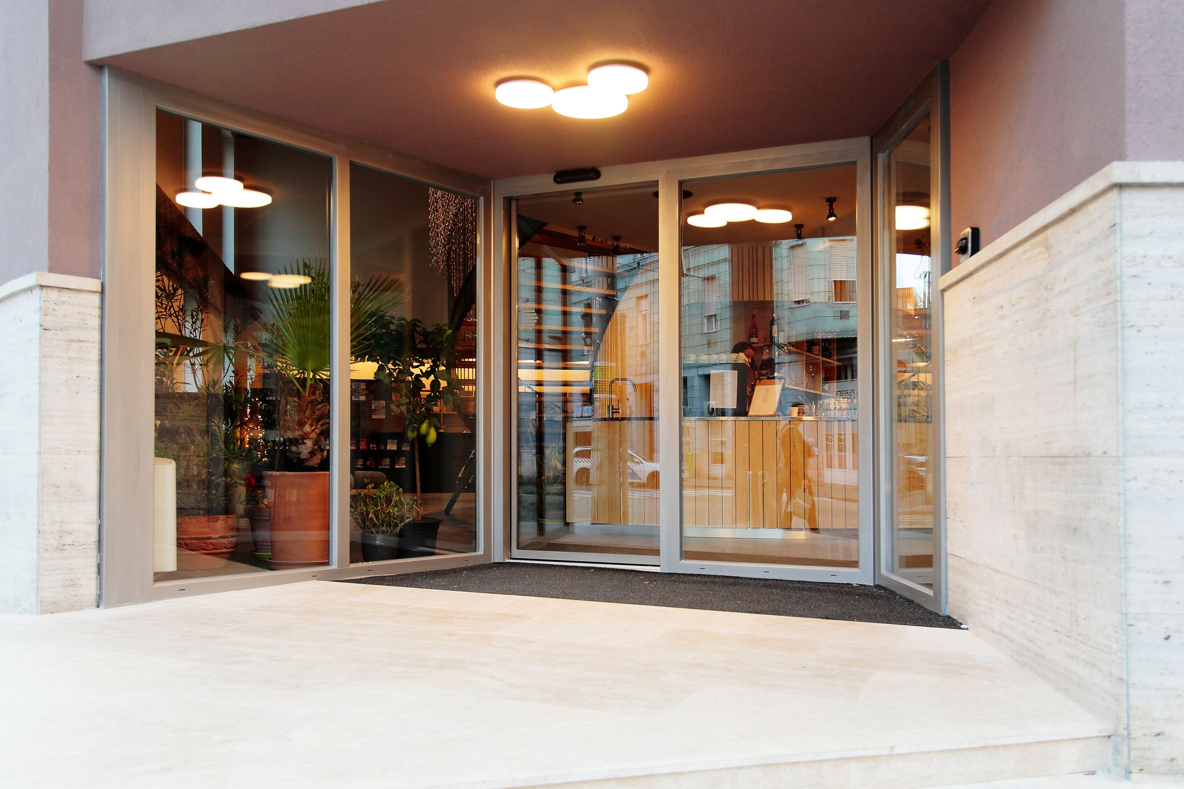 Pintu masuk properti