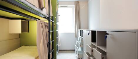 Tirai kedap cahaya, kedap suara, Wi-Fi gratis, dan seprai linen