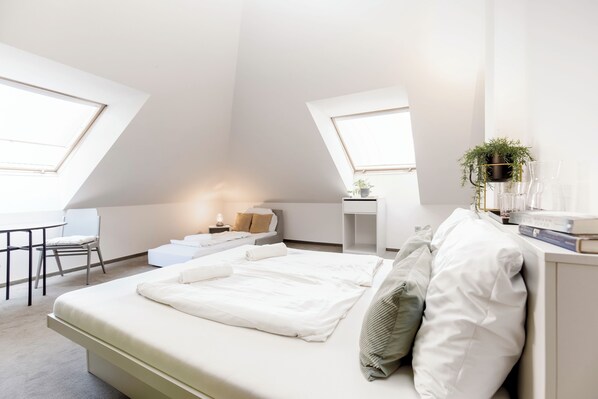 Habitación doble superior | Cortinas blackout, insonorización, wifi gratis y ropa de cama 