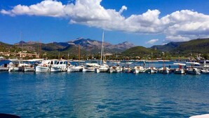 A marina with boats docked, a clear sky, and mountains in the background. - Villa overlooking the Port of Andratx with private pool (Port D'Andratx)
