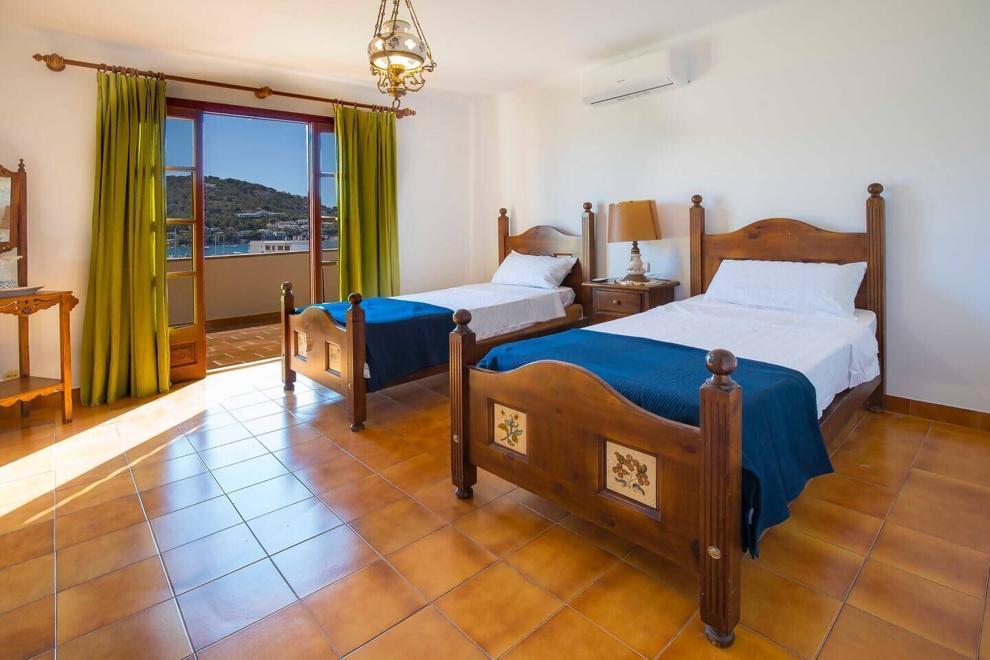 4 bedrooms, iron/ironing board, travel cot, free WiFi