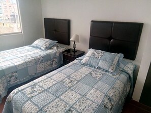 3 habitaciones, tabla de planchar con plancha, wifi y ropa de cama