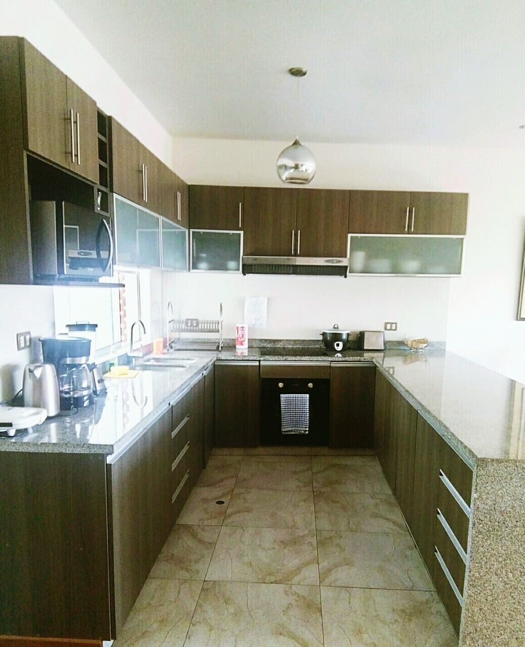 Kylskåp, mikrovågsugn, ugn och spishäll