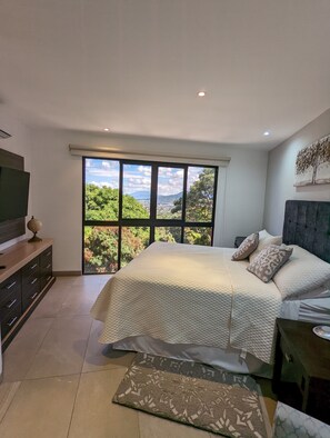 3 slaapkamers, een strijkplank/strijkijzer, gratis wifi, beddengoed