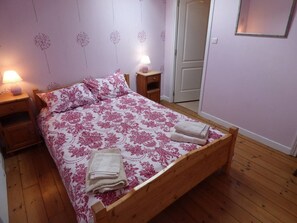 4 bedrooms, iron/ironing board, WiFi, bed sheets