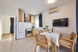 Køleskab, ovn, kogeplade, køkkentøj/tallerkener/redskaber